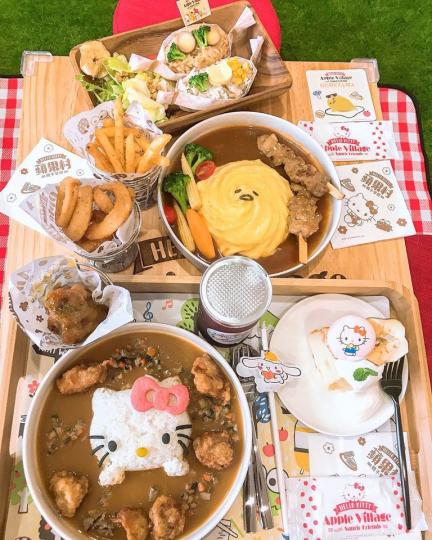 超萌的KITTY造型咖哩飯...
