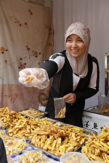 油炸果是回族傳統油炸食品...