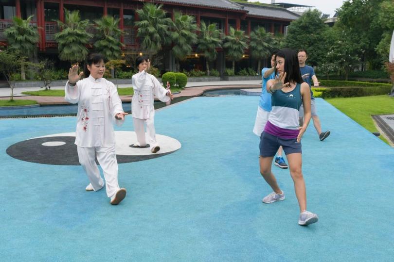 位於漓江東岸的桂林香格里拉酒店環境優美，賓客可在太極園強身健體...
