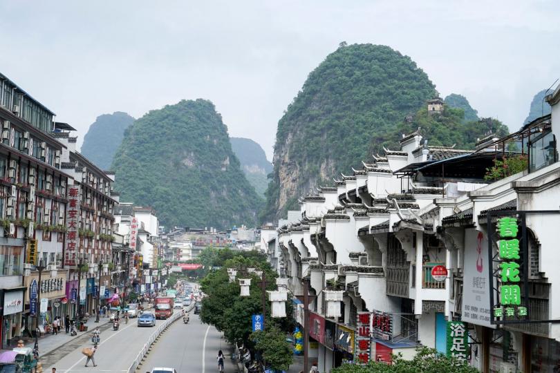 長度不過數百米的陽朔西街，擁有1,400多年的歷史...