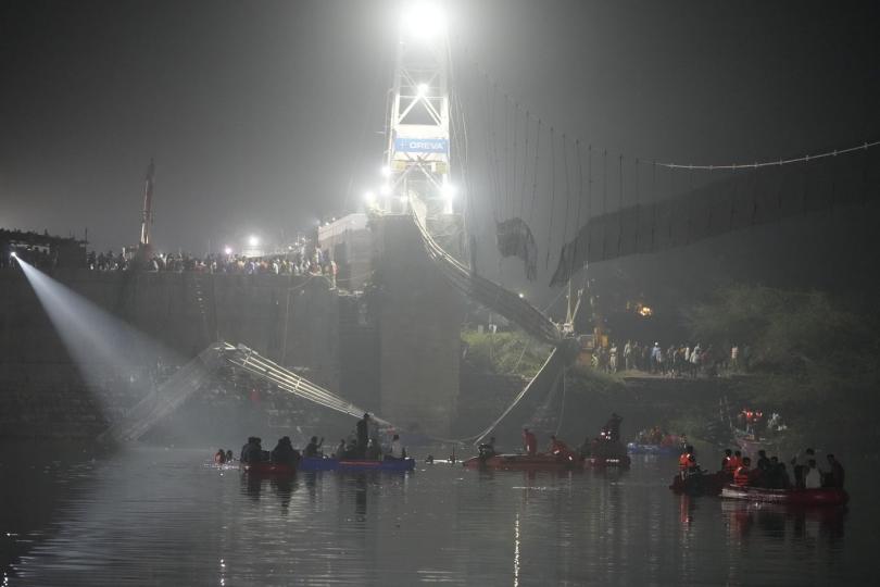 印度一電纜橋倒塌　至少過百人死亡...