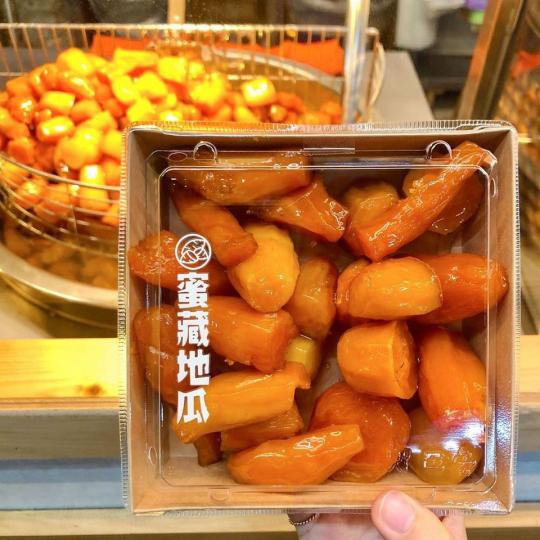 把台灣紅番薯淋上麥芽糖蜜熬煮後，變成香濃甜甜的金黃蜜地瓜...