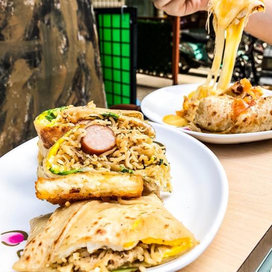 超有創意的「炒泡麵蛋餅」...