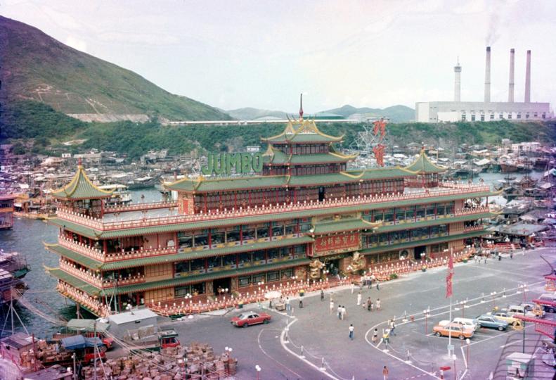 70-80年代珍寶海鮮舫泊在海旁...