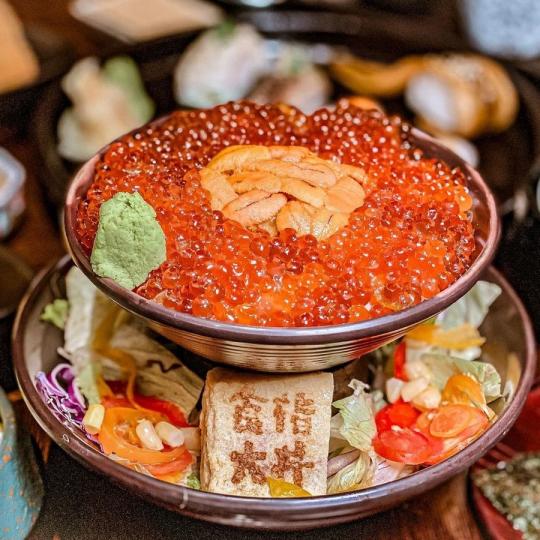 爆量鮭魚卵瀑布蓋在飯上，澎拜畫面看了食指大動...