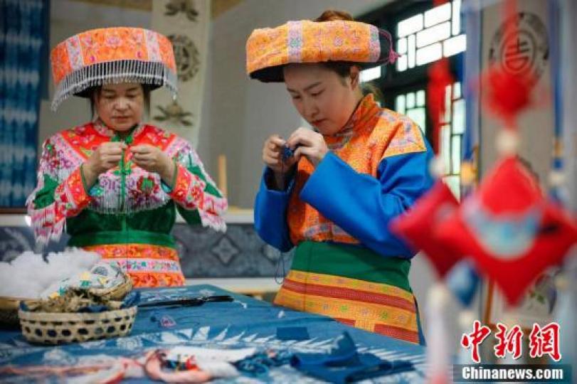 四川古藺：苗家阿姐製作“粽子香囊”祈福端午...