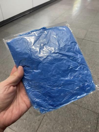 落大雨，在晒布地鐵站出，職員很有心派雨褸比乘客...
