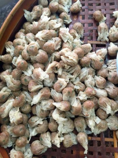 《扁肉燕》
郁達夫描述道:「初到福州,打從大街小巷裡走過,看見好些店家,都有一個大砧頭擺在店中,一兩位壯強的男子,拿了木椎,只在對着砧上的一大塊豬肉,一下一下的死勁地敲……後來向福州的朋友一打聽,才知... 《扁肉燕》
郁達夫描述道:「初到福州,打從大街小巷裡走過,看見好些店家,都有一個大砧頭擺在店中,一兩位壯強的男子,拿了木椎,只在對着砧上的一大塊豬肉,一下一下的死勁地敲……後來向福州的朋友一打聽,才知...