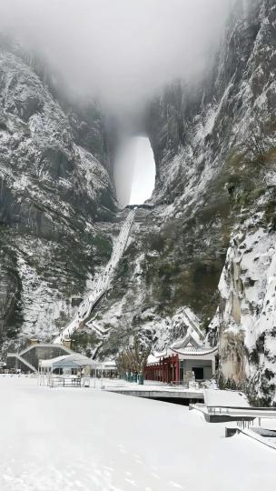 雪中张家界天門山........