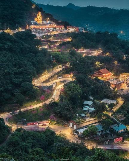 夜景遠拍朝聖地「烘爐地」，那金黃的道路沿著山底走上廟宇...