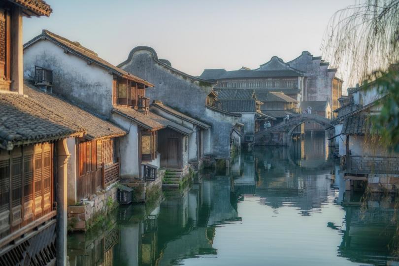 位於浙江省的烏鎮總是自帶一種浪漫又富時代感的印象，身處其中，耳邊傳來吳儂細語，只覺得處處皆是詩情畫意...