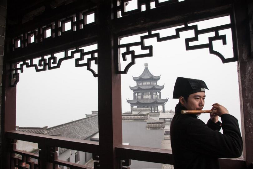 【道士吹笛】
放鬆心情，聽一把悠揚笛聲。
圖片攝於江蘇鎮江茅山道場。
張詠捷／圖...