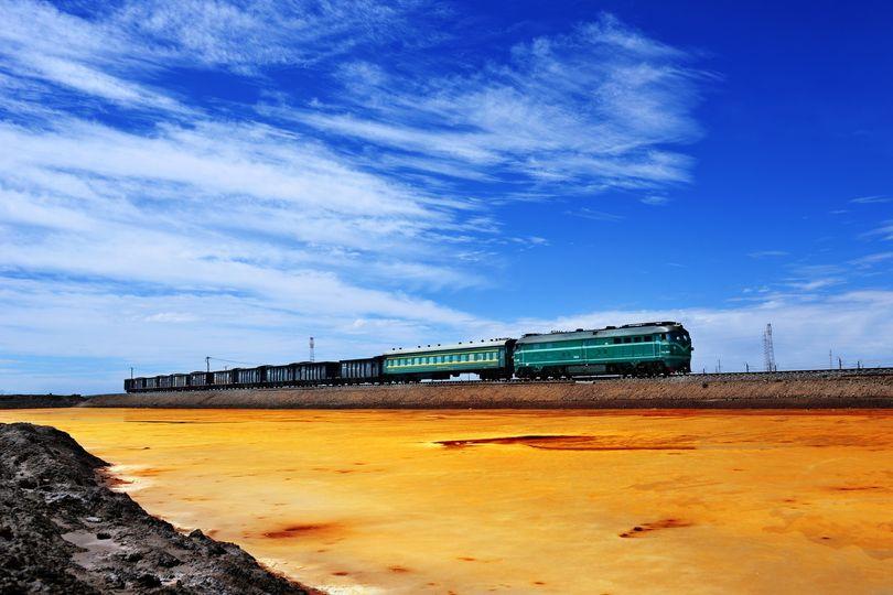 「萬丈鹽橋」是一條將察爾汗鹽湖分成兩半的大道...