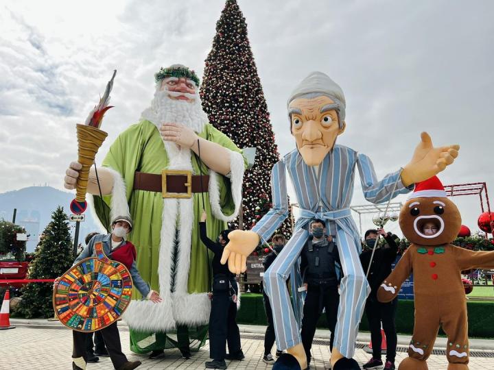 同巨型木偶打招呼！Meet and greet our giant puppets!...