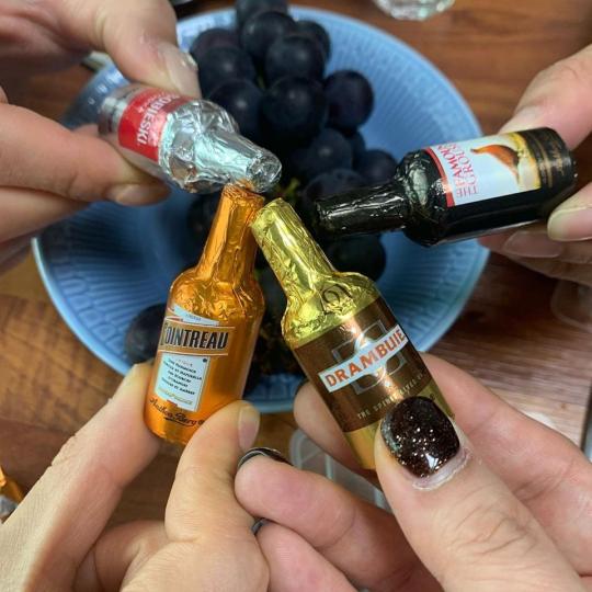 迷你酒瓶形狀的巧克力拿在手上超Q...