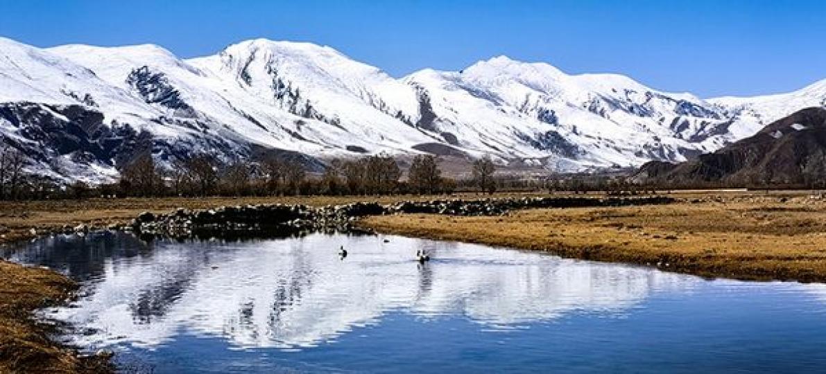 雪落群山壯美 鳥舞河谷翩躚...