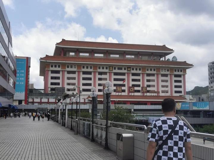 久違的羅湖口岸，隨便一間的小店都好有質素...