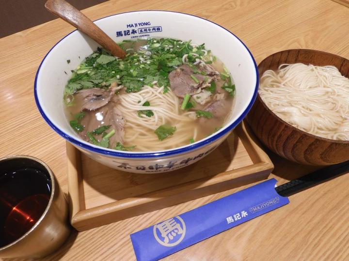 華強北九方購物中心(中航大廈)振華路蘩樓斜對面，商埸B1層「馬記永蘭牛肉麵」，可以免費添麵(續麵)...