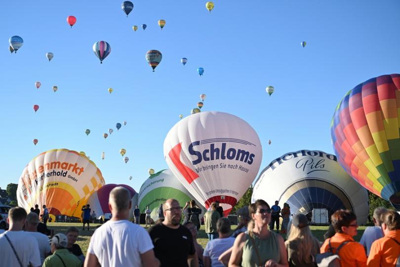 德国瓦尔施泰因5日举行“热气球上享受夏日”活动...