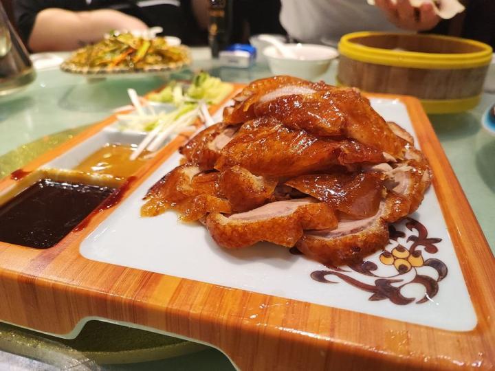 在蓮塘地鐵站D出口，食東北春餅烤鴨媽媽菜...