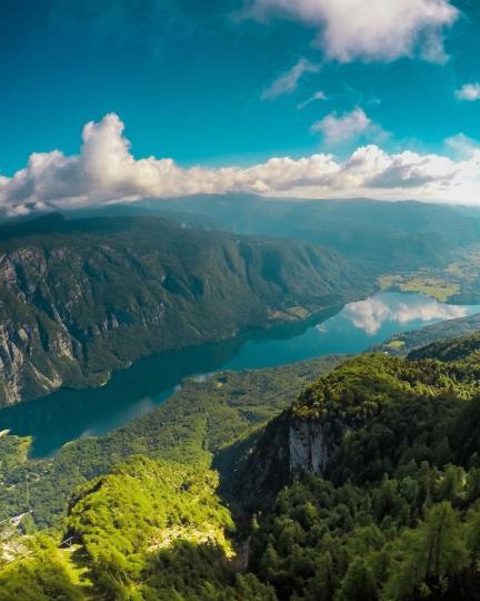阿爾卑斯山東段的博希尼湖，寧靜的環境中又看得到美麗山峰...