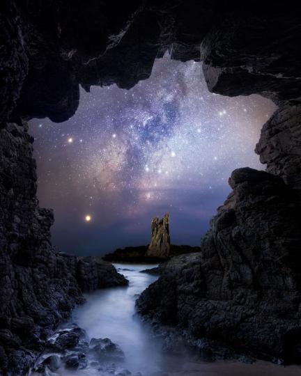 璀璨星塵散落在宇宙另一側，彷彿觸手可及卻又如此遙遠...