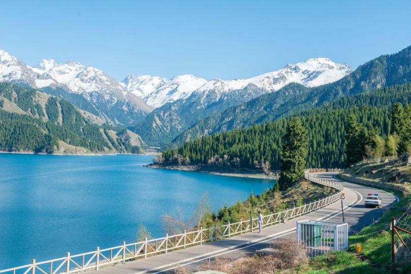 天山天池位於新疆昌吉州阜康市境內...