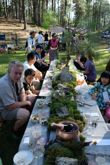 松茸得來不易，因此在松茸宴上，每一口菌子都顯得彌足珍貴。...