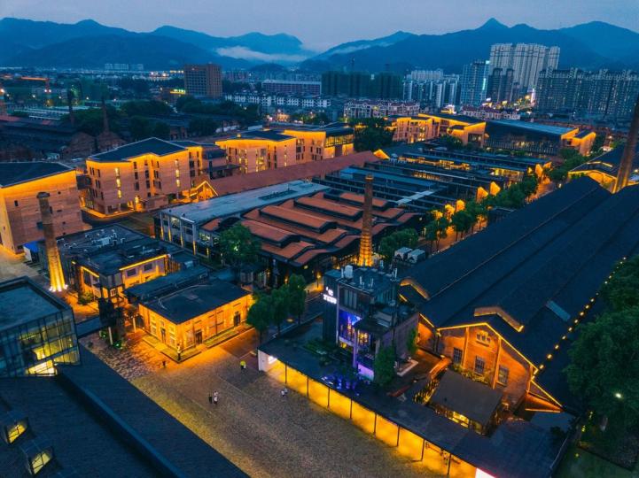 陶溪川夜市上的商品並非景德鎮的傳統瓷器，而是陶瓷和當代藝術的碰撞...