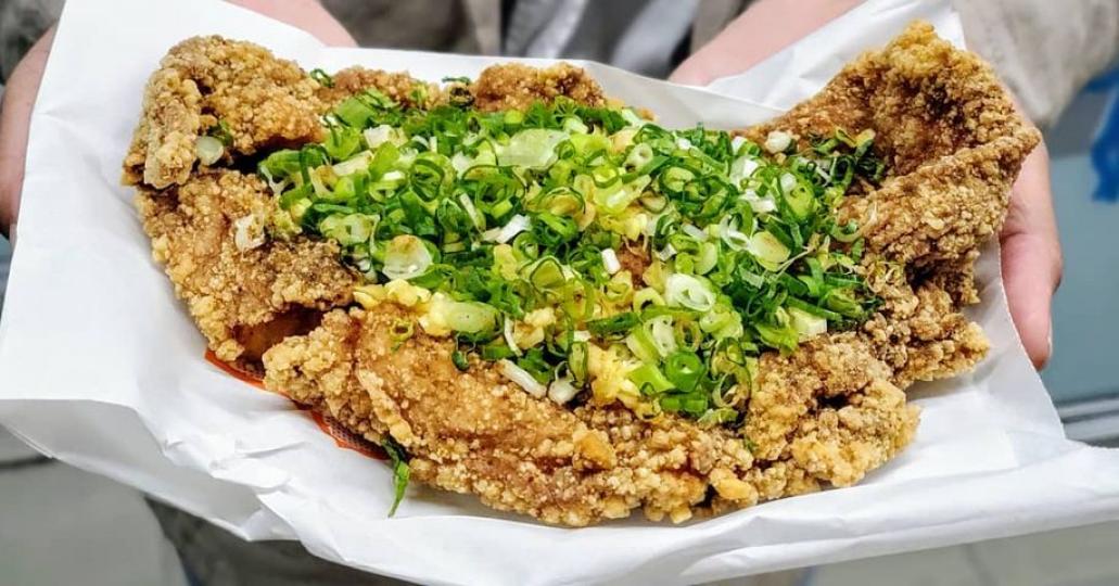 酥脆炸雞排撒上巨量青蔥與蒜末...