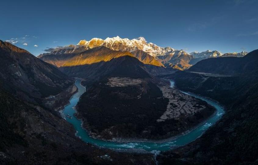冬日里，夕阳照映下的雅鲁藏布江大峡谷更显静谧深邃，景色如画...