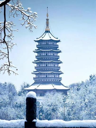 雷峰塔雪景，别有一番风味...