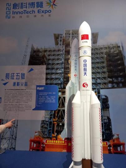 中國的航天科技還有高鐵的發展以及太陽能方面都在世界上是 占舉足輕重的角色...