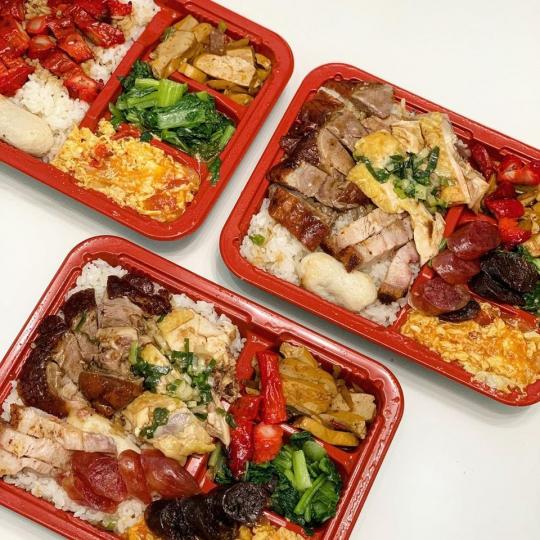 便當裡燒肉、烤鴨、香腸，多到幾乎都快滿出來...