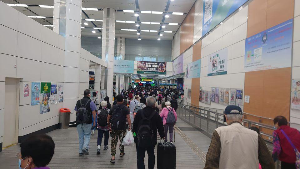 深圳灣出香港關唔洗過機,過大陸關要過機唔洗掃碼...