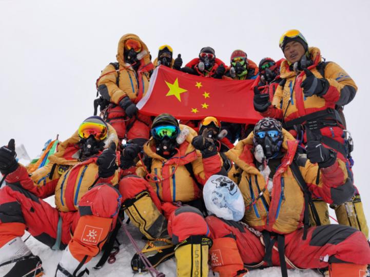 2023“巔峰使命”珠峰科考登山隊員成功登頂...