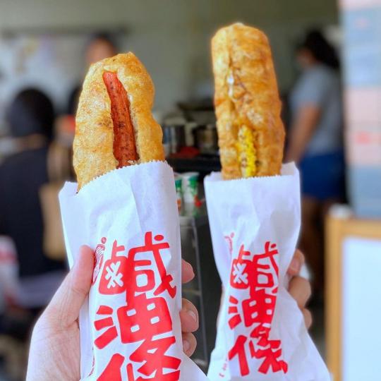 把熱狗和雞蛋夾進油條一口咬下，那鹹中帶著香氣的滋味太滿分...