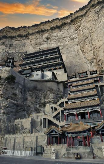 山西綿山 · 這裡的道路和建築都是修建在懸崖峭壁之上...