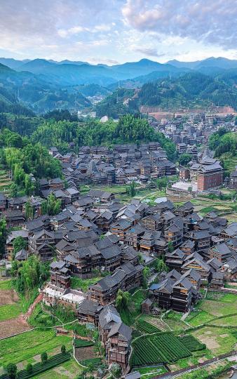 柳州程陽八寨 · 由大寨、平鋪、平寨、岩寨、馬安、平坦、東寨、吉昌八個侗寨組成...