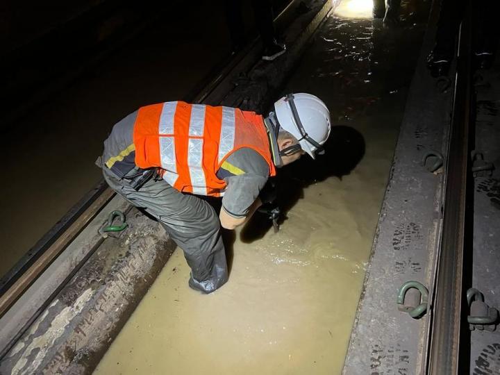 暴雨中，觀塘綫黃大仙站附近因大量雨水急促地湧入車站...