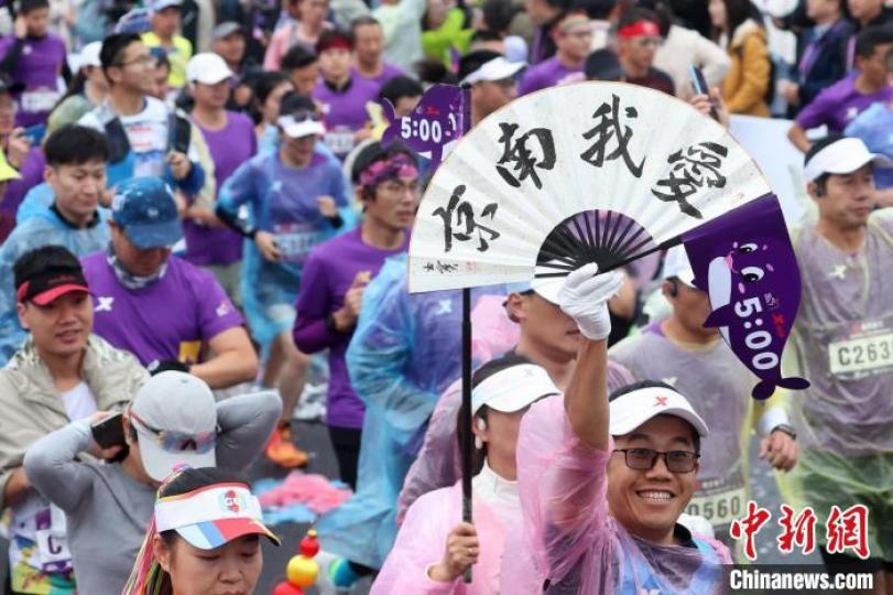 三萬跑者齊聚南京馬拉鬆快樂奔跑感受古都魅力...