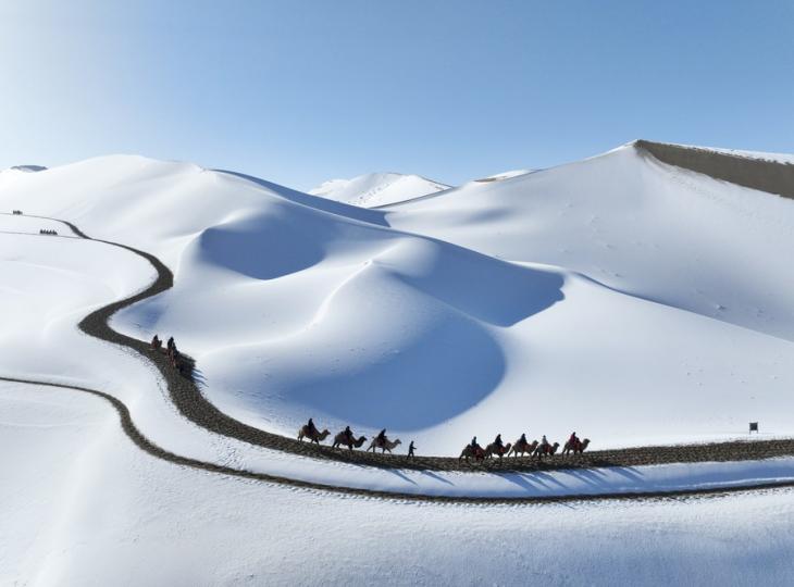 野云万里无城郭，雨雪纷纷连大漠......