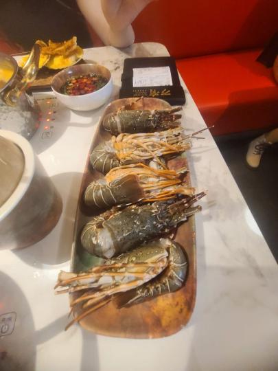 一間新開的自助餐廳，萬有......