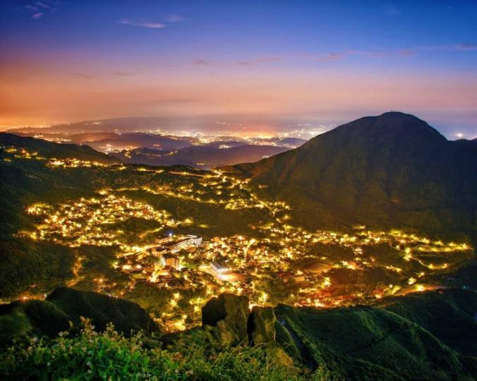台版馬丘比丘
✨夜晚來臨「整面璀璨金黃山城」超美...
