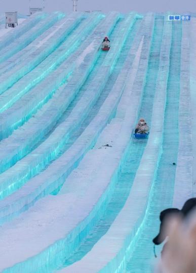 哈爾濱：521米超級冰滑梯引客來...