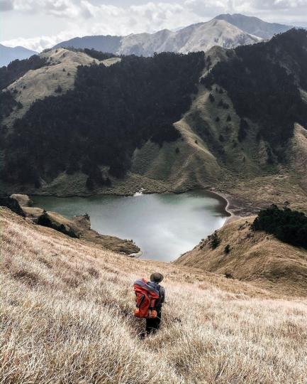 面對莊麗山景，人類顯得特別渺小...