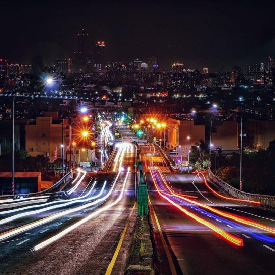 高雄絕美的波浪公路夜景超迷人...