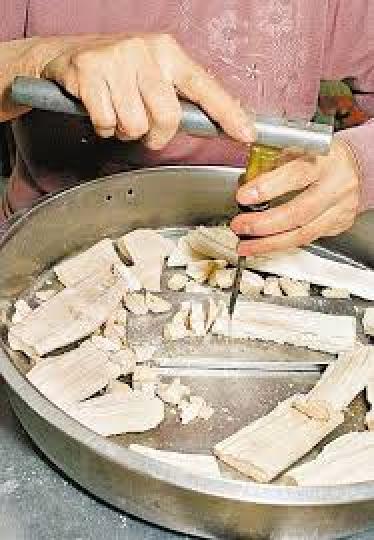 叮叮糖是不少長者愛吃的小食，因為這小食讓他們勾起不少童年回憶呢！...