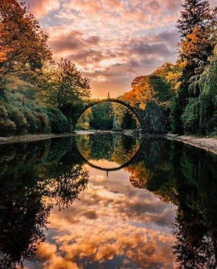 金黃色的夕陽染紅整片湖景...