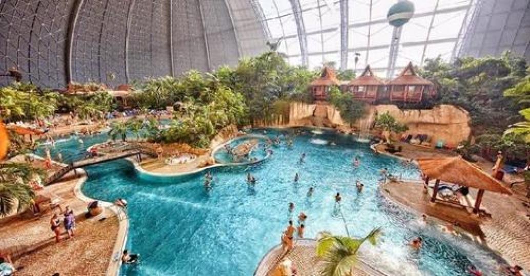 天氣冷吱吱也能玩的水上遊樂園...